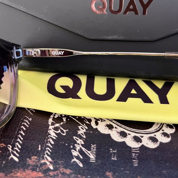 QUAY Sunglasses Getaway in Gray Frames, Gray Smoke lens NEW - Picture 9 of 9